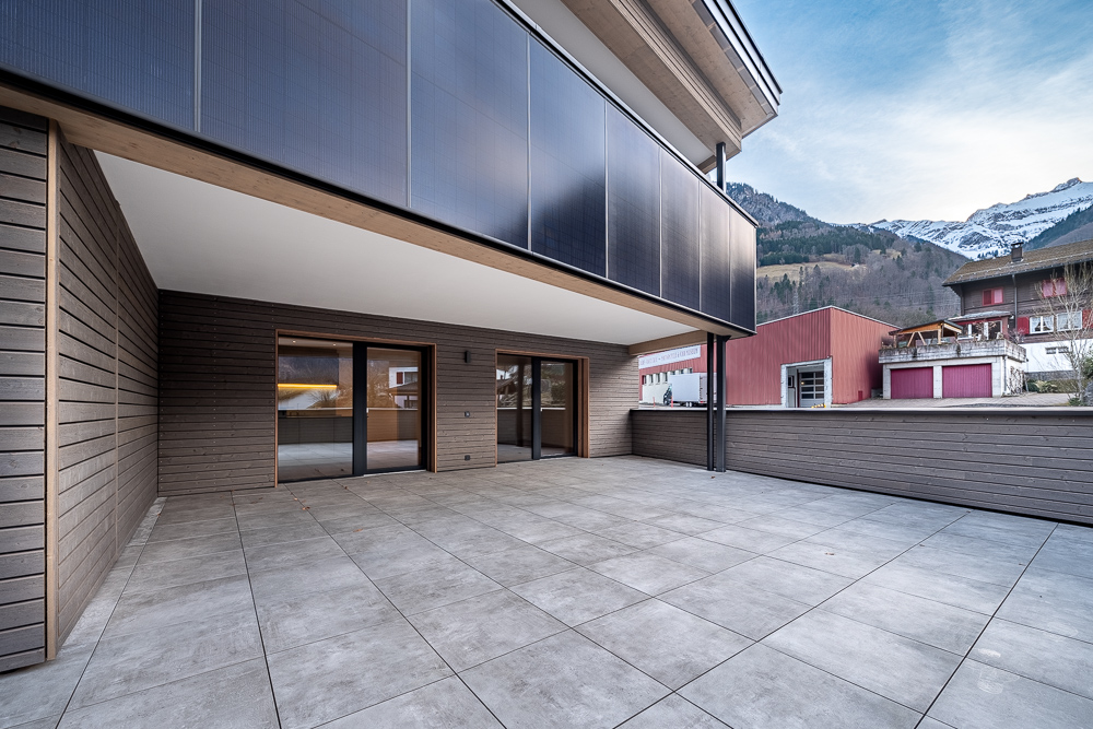 Moderne Terrasse mit Bergblick