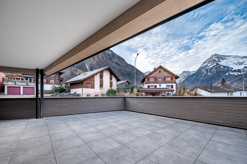 Überdachte Terrasse mit Bergblick