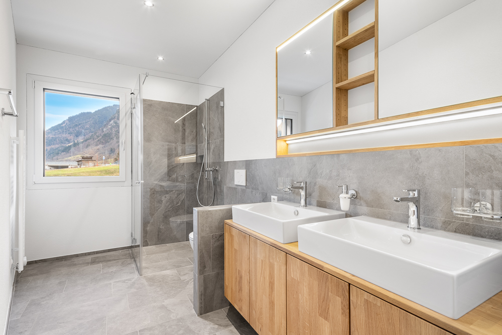 Modernes Badezimmer mit Doppelwaschtisch und Dusche