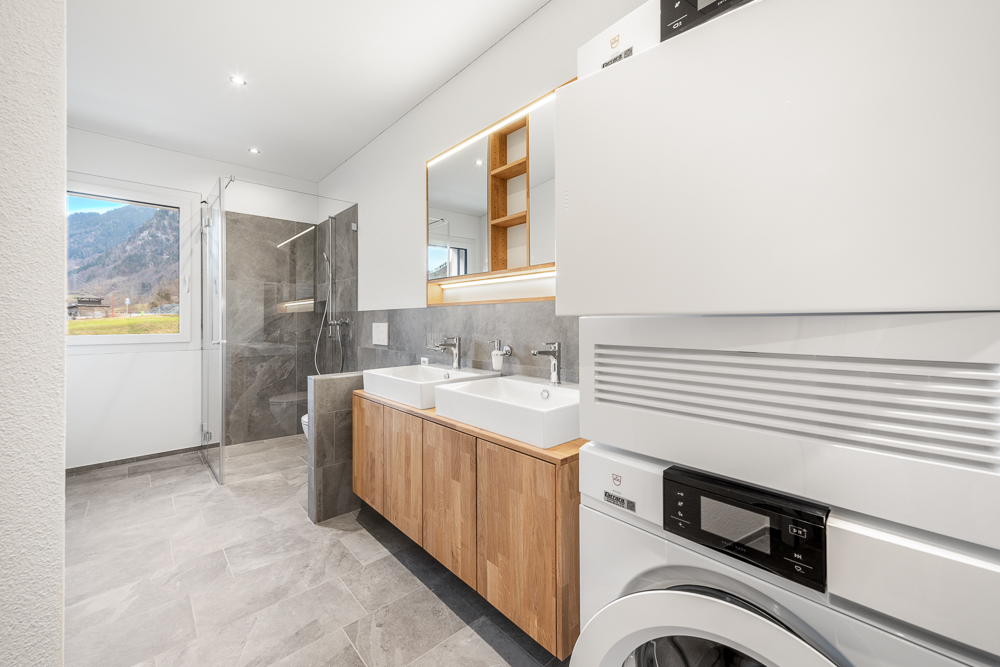 Modernes Badezimmer mit Waschtisch und Dusche