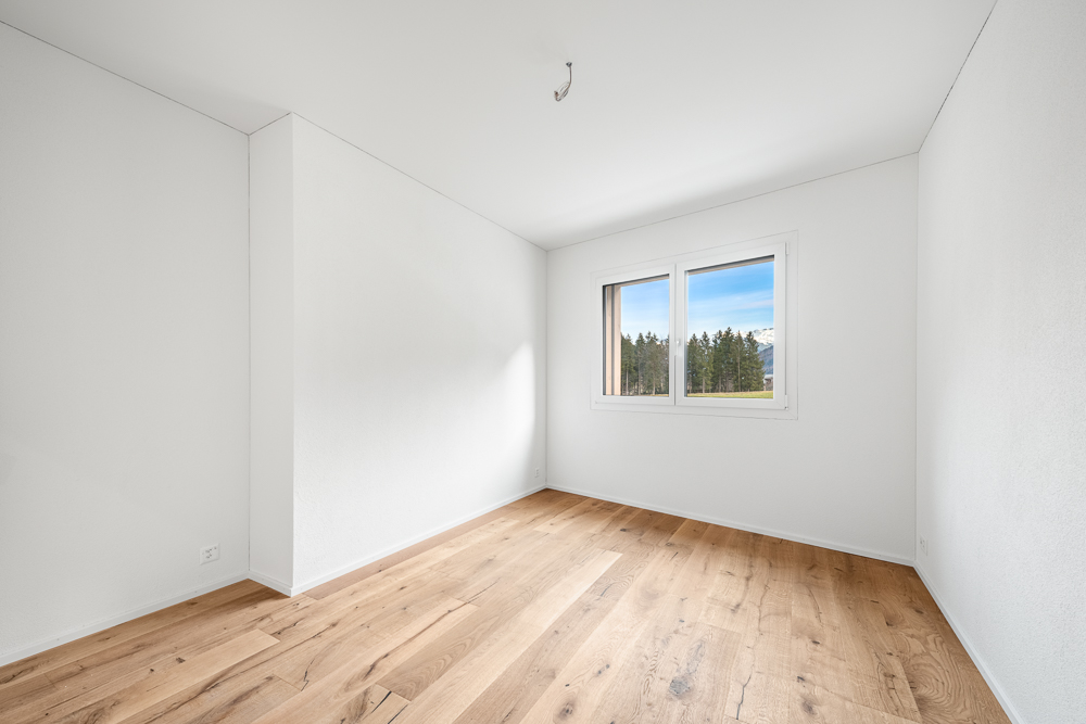 Heller leerer Raum mit Fenster