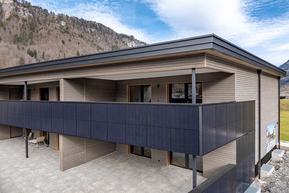 Moderne Außenansicht mit Balkon und Bergkulisse