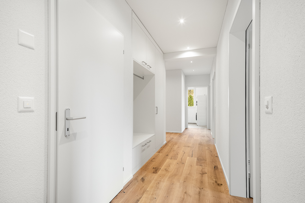 Heller Flur mit Einbauschrank