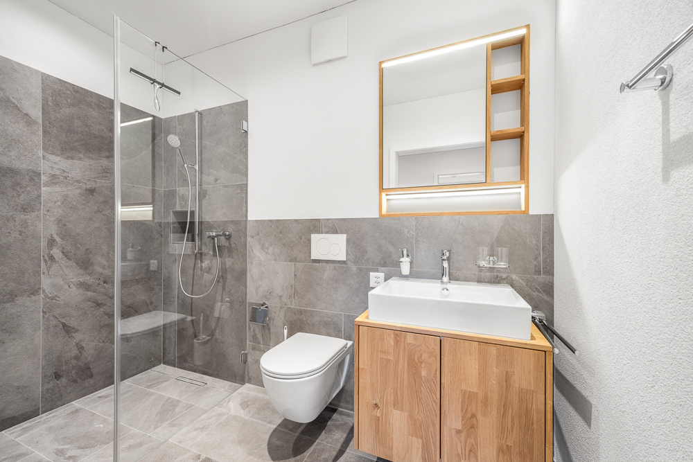 Modernes Badezimmer mit begehbarer Dusche und Waschtisch