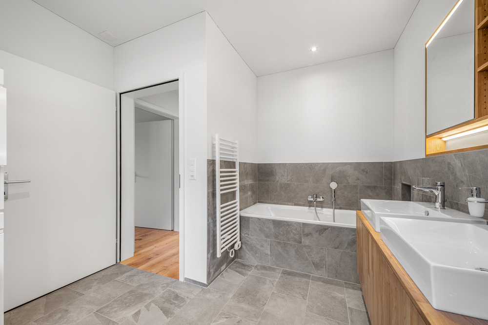 Modernes Badezimmer mit Badewanne und Doppelwaschtisch