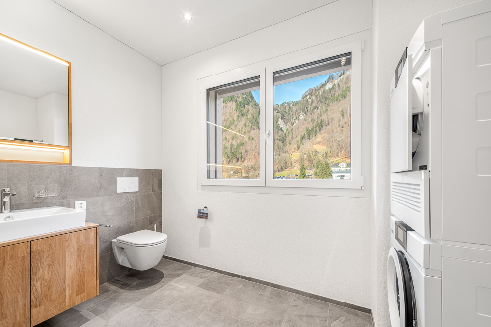 Modernes Badezimmer mit Blick ins Tal