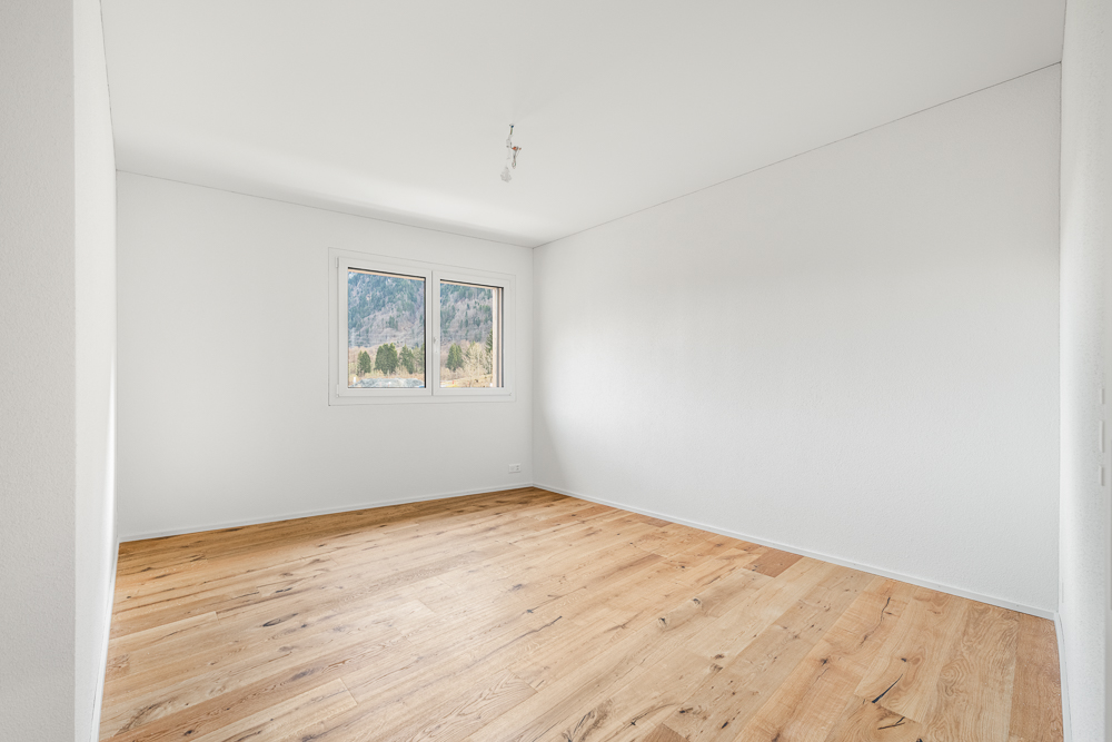 Leerer heller Raum mit Holzfußboden