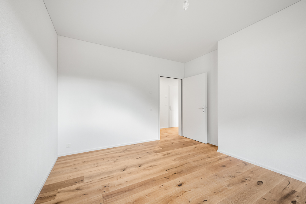 Heller leerer Raum mit Holzfußboden