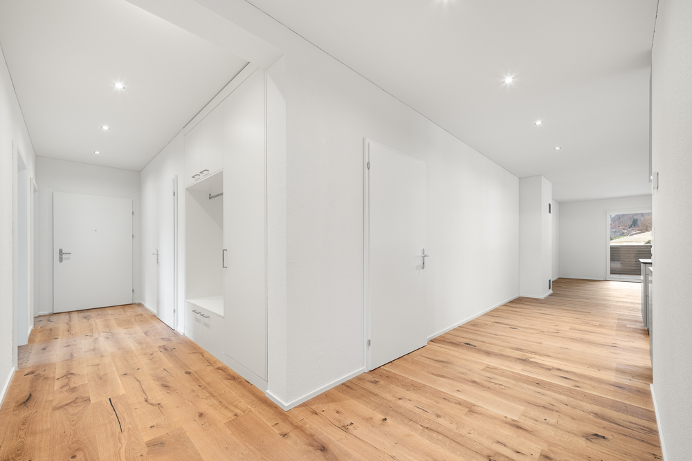 Heller Flur mit Holzboden und Einbauschrank