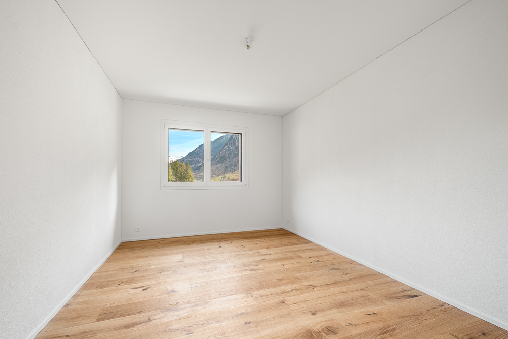 Leerer, heller Raum mit Bergblick