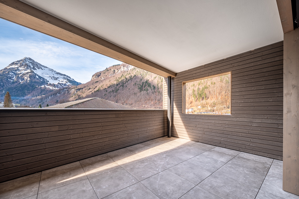 Überdachte Terrasse mit Bergblick
