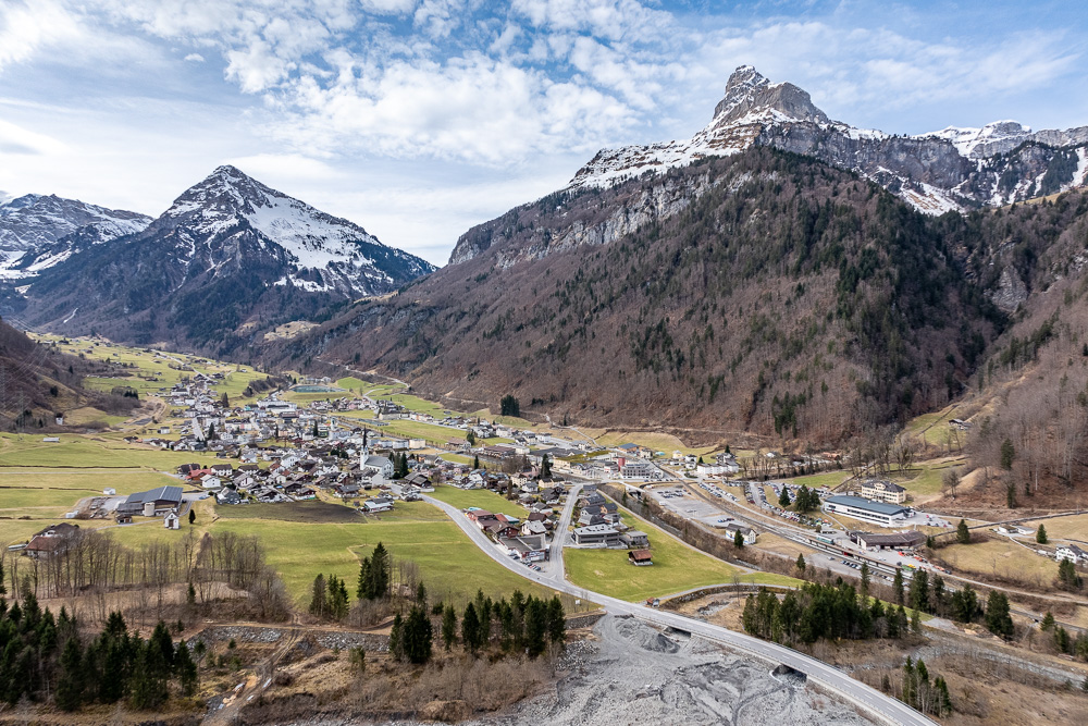 Alpenort im Tal mit dramatischer Bergkulisse