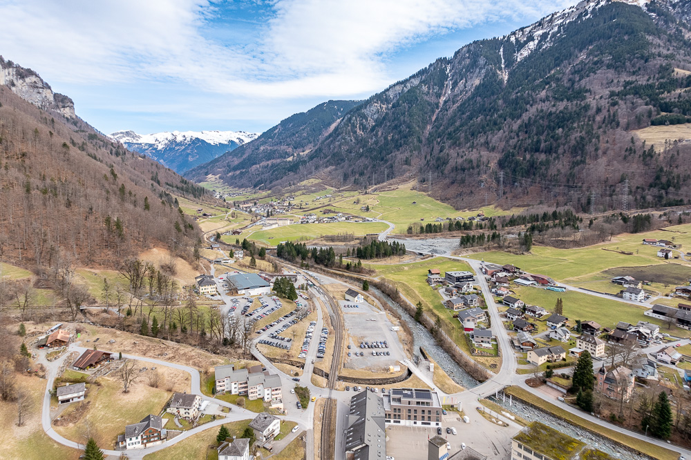 Landschaftliche Luftaufnahme eines alpinen Tals