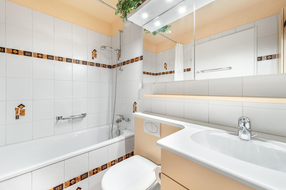 Helles Badezimmer mit Badewanne und Waschtisch