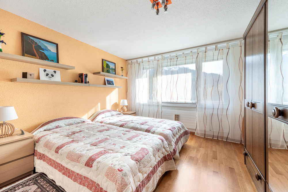 Helles Schlafzimmer mit zwei Betten