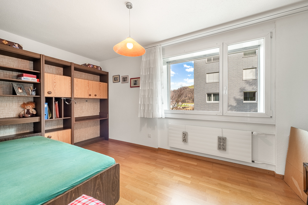 Schlafzimmer mit Fenster und Regalsystem
