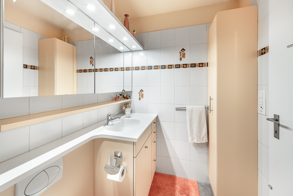 Modernes Gäste-WC mit Waschbecken und Spiegel