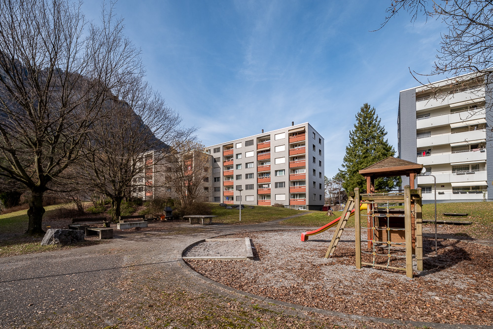 Wohnanlage mit Spielplatz und Mehrfamilienhäusern