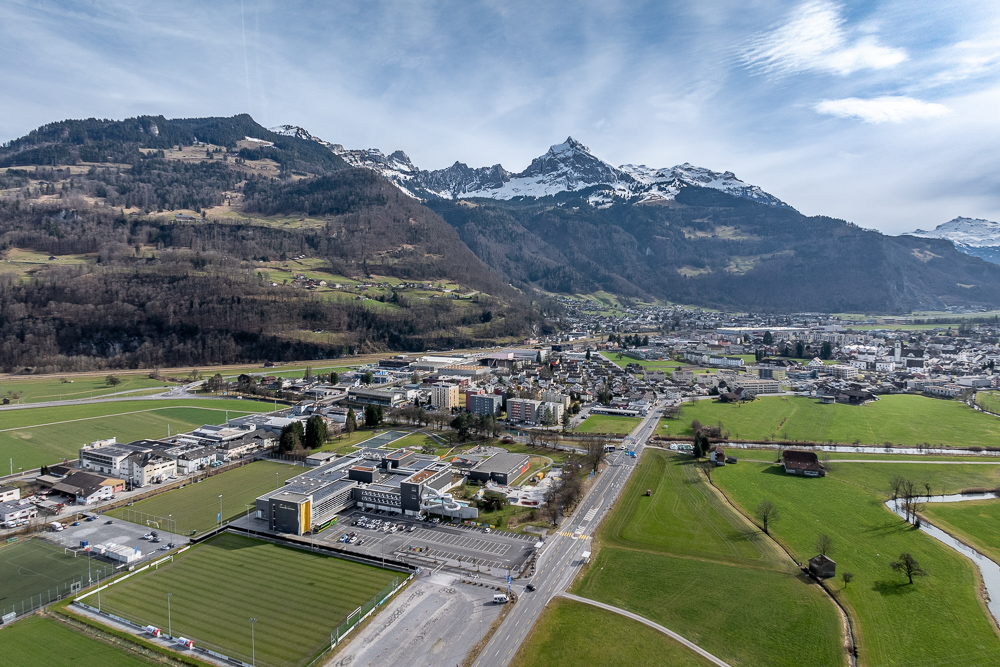 Luftaufnahme einer alpinen Stadtlandschaft