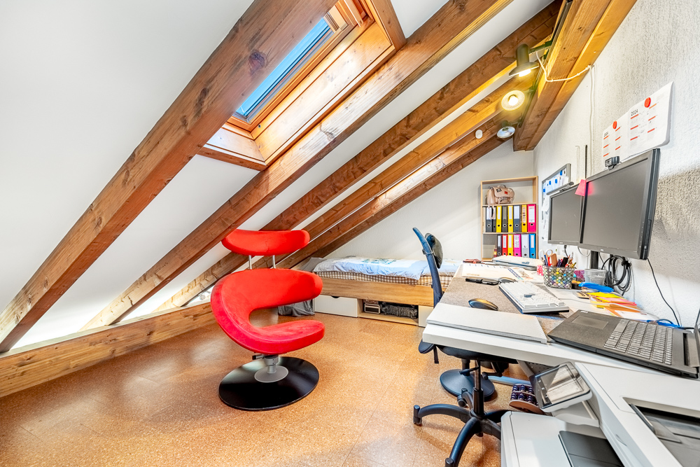 Dachzimmer als Arbeits- und Schlafbereich