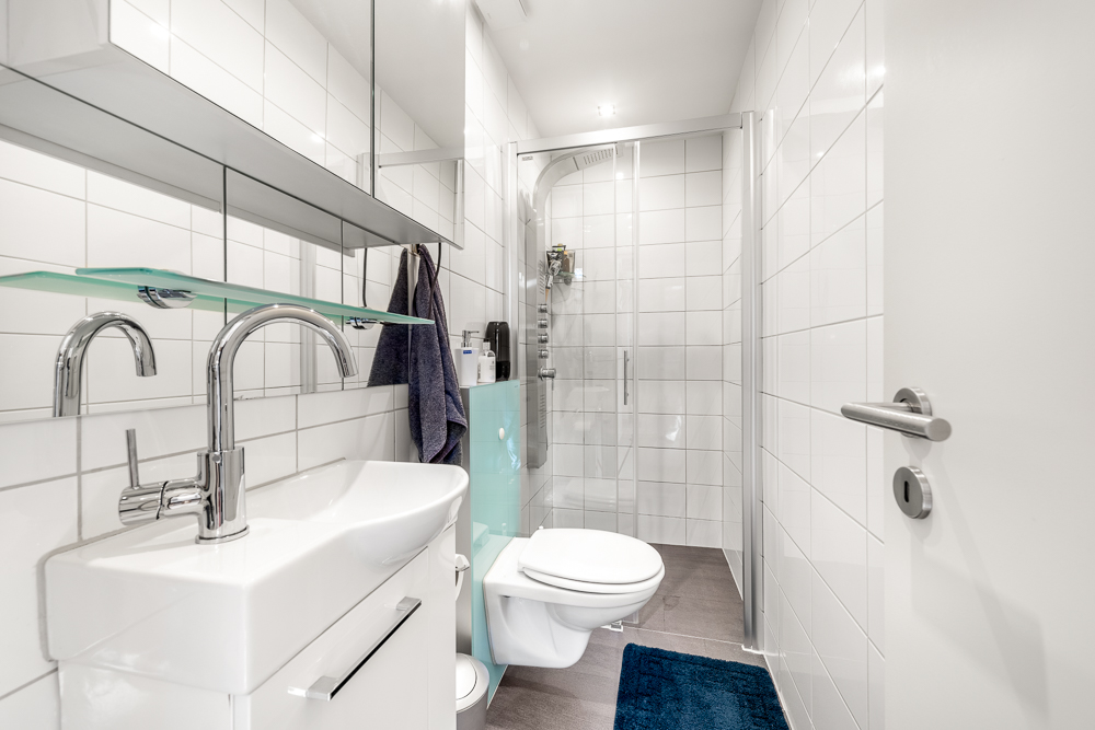 Kompaktes modernes Badezimmer mit Dusche und Wand-WC