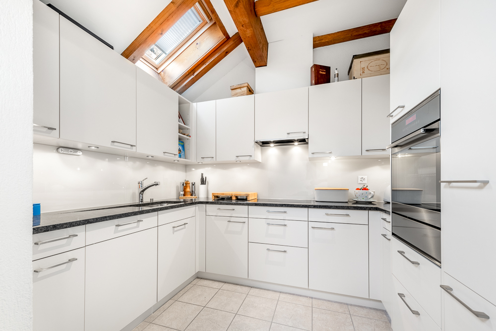 Helle, moderne Einbauküche mit Dachfenster