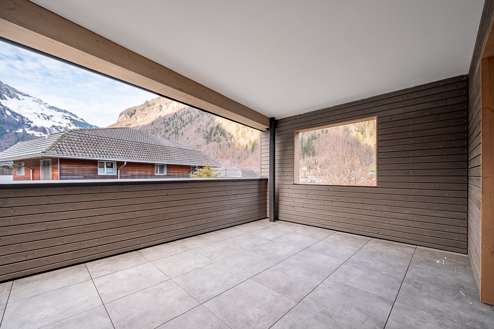 Überdachter Balkon mit Bergblick