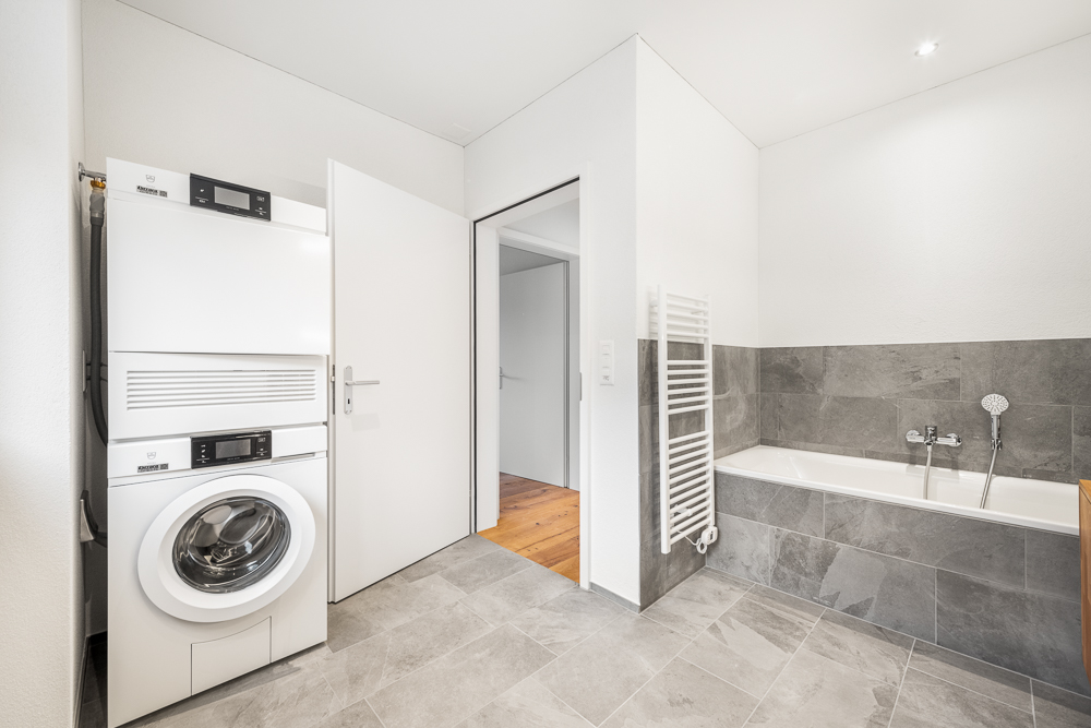 Modernes Badezimmer mit Hauswirtschaftsbereich