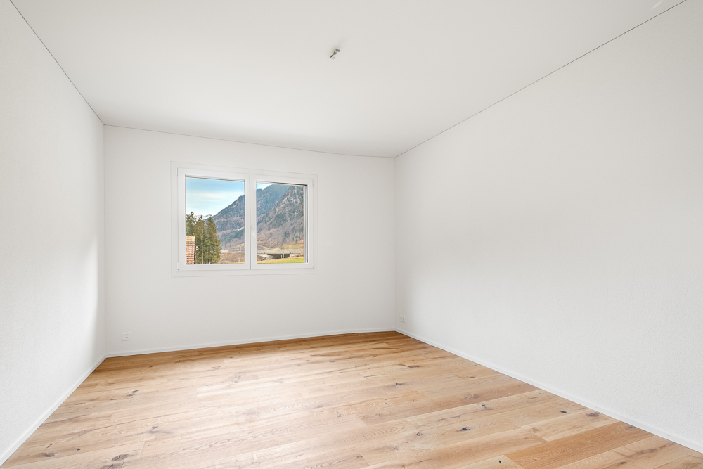 Leerer heller Raum mit Bergblick