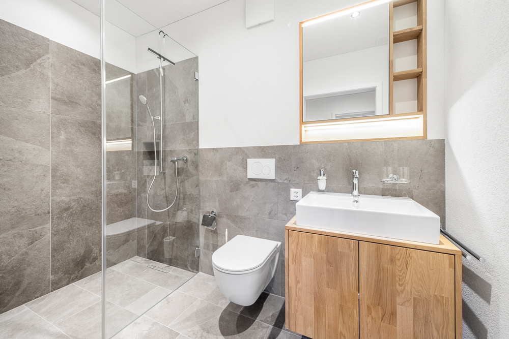 Modernes Badezimmer mit Walk-in-Dusche und Waschtisch