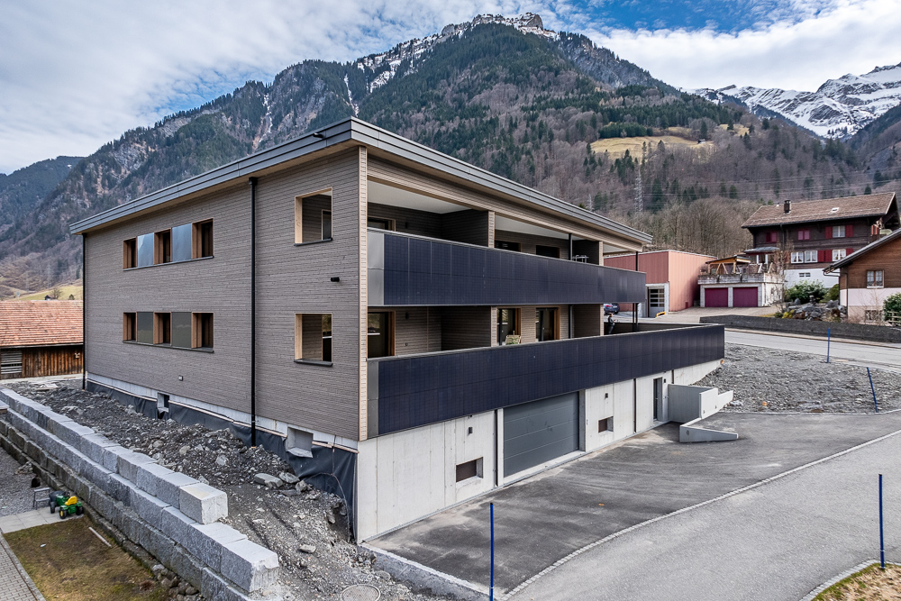 Modernes Bergwohnhaus mit Balkonen