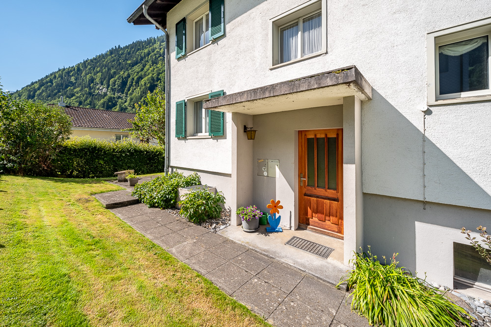 Hauszugang mit Garten