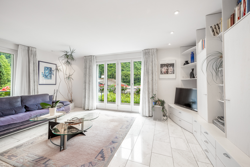 Helles Wohnzimmer mit Balkonblick