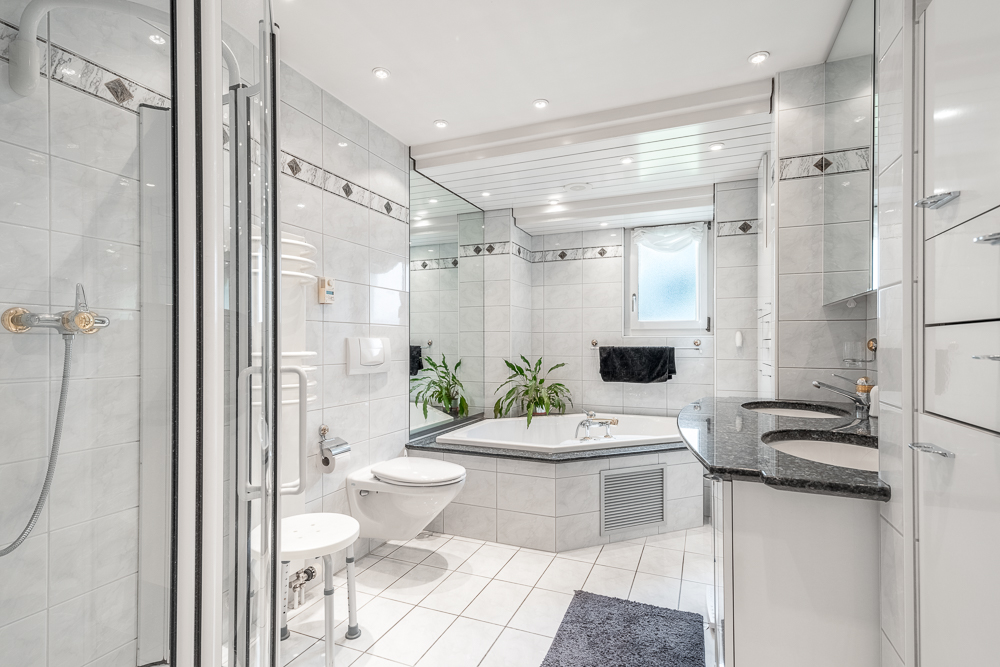 Modernes Badezimmer mit Badewanne und Dusche