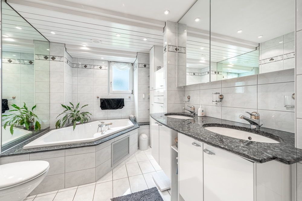 Helles Badezimmer mit Wanne und Doppelwaschtisch