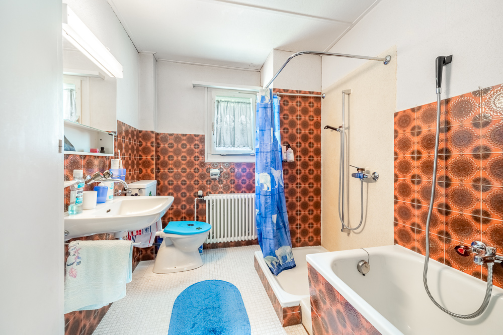 Badezimmer mit Wanne und Dusche