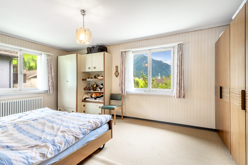 Helles Schlafzimmer mit Bergblick
