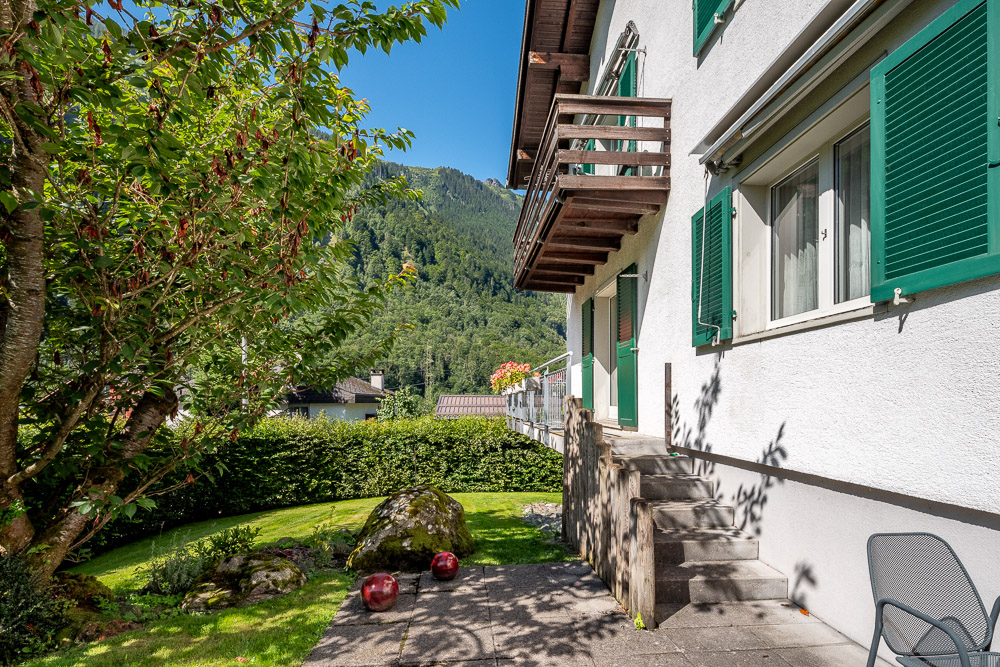 Haus mit Garten und Bergblick