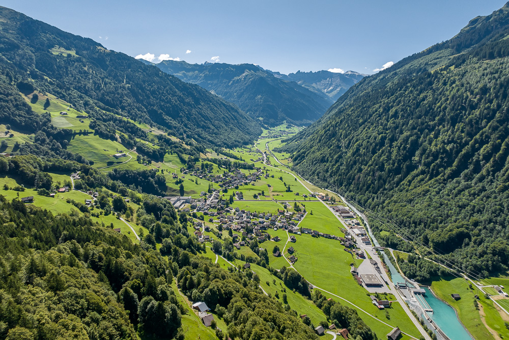 Alpine Talansicht mit Dorf und Flusstal