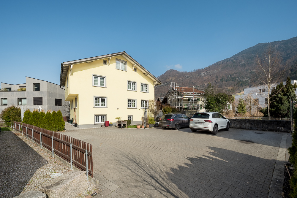 Außenansicht eines Wohnhauses mit Hof
