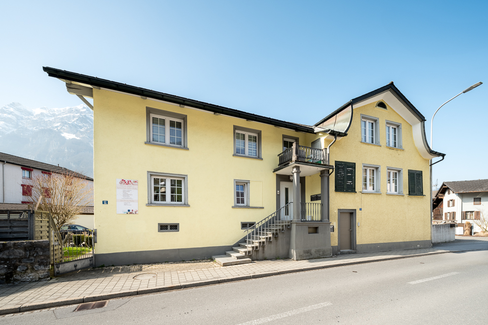 Historisches Wohnhaus an der Straße