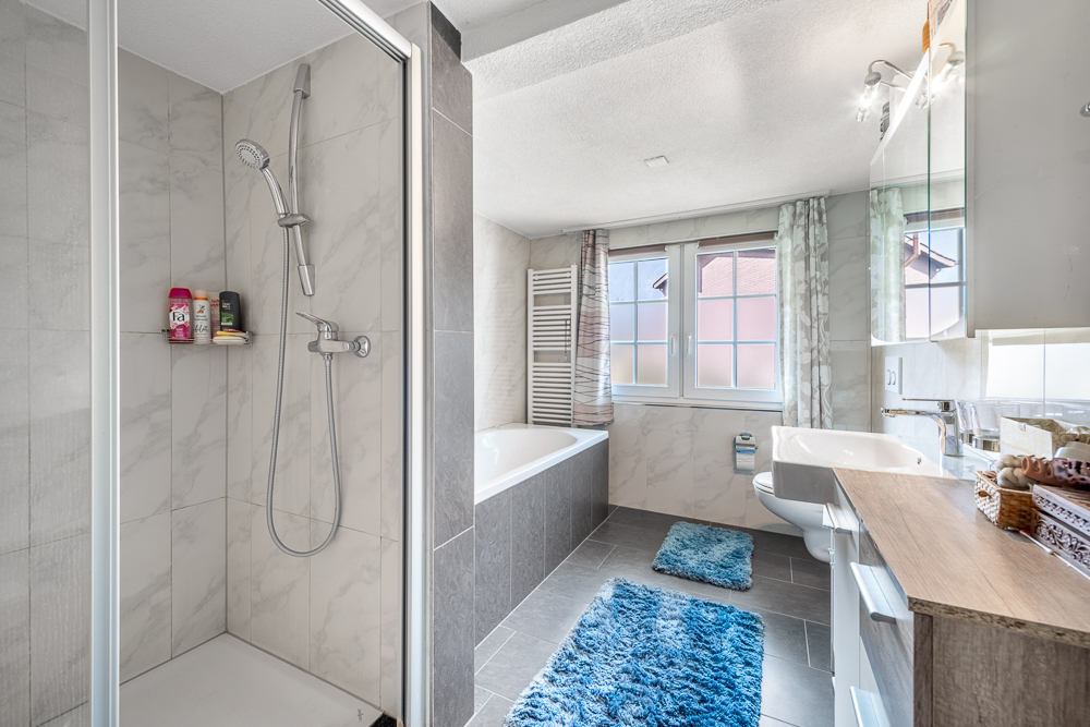 Modernes Badezimmer mit Dusche, Wanne und Doppelwaschtisch