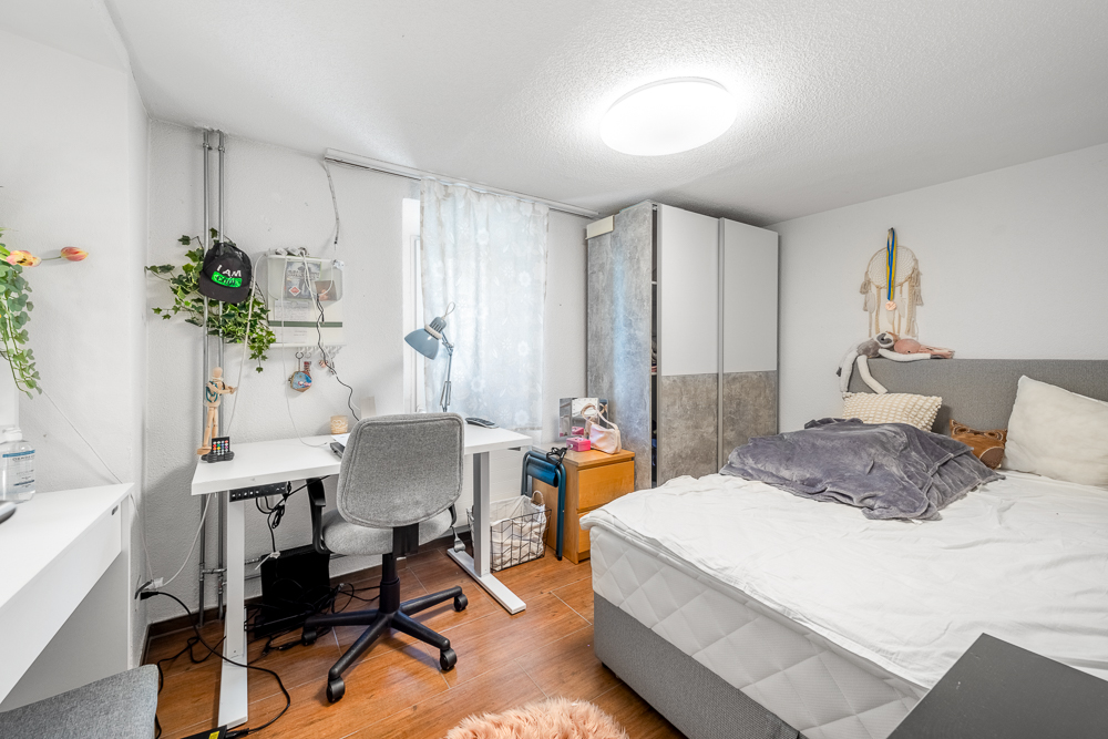 Kleines Schlafzimmer mit Arbeitsbereich