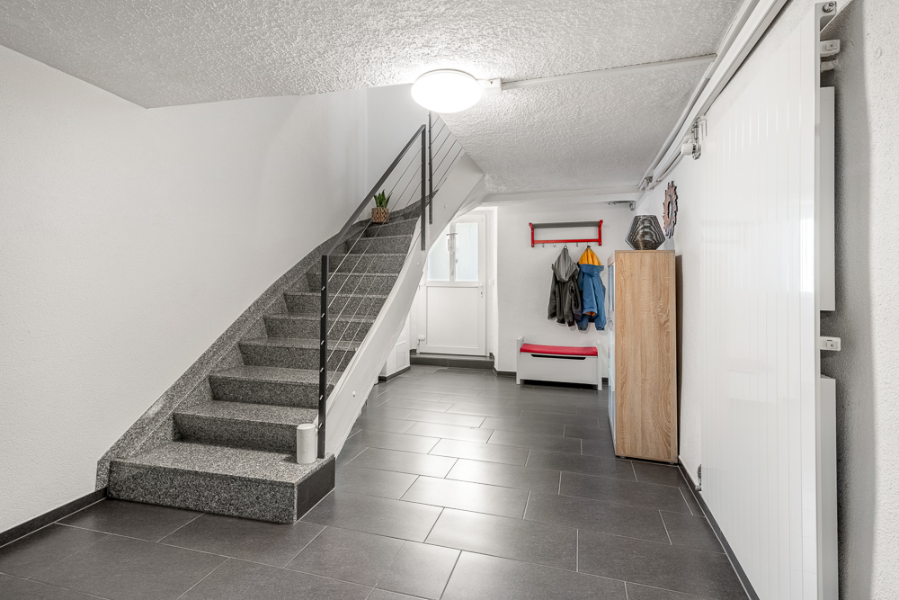 Heller Flur mit Treppe und Garderobe