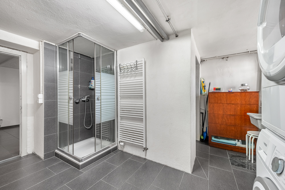 Badezimmer mit Dusche und Hauswirtschaftsbereich