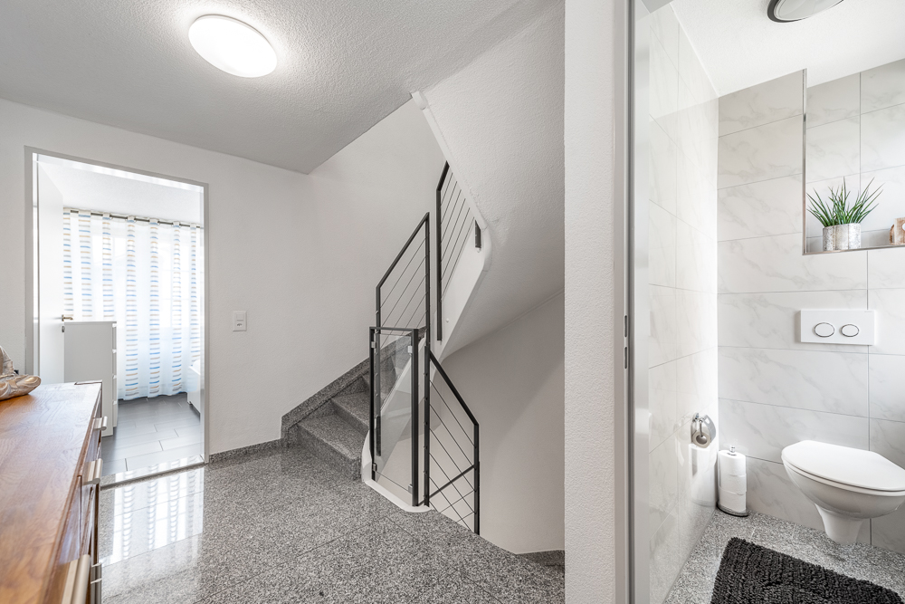 Treppenhaus mit angrenzendem Gäste-WC