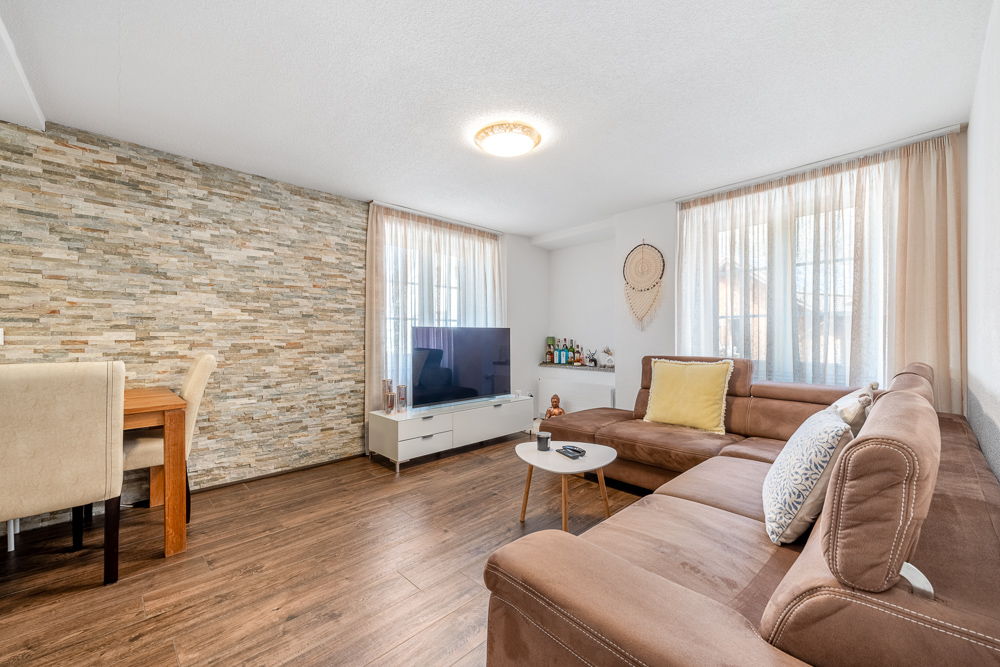 Wohnzimmer mit Ecksofa und TV
