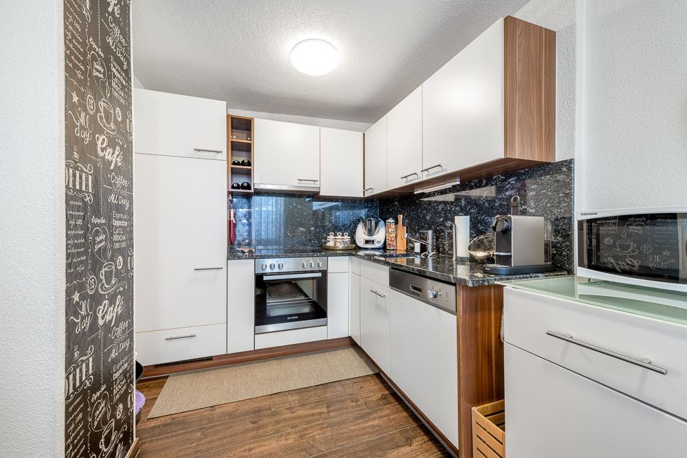 Moderne Einbauküche in schmalem Grundriss