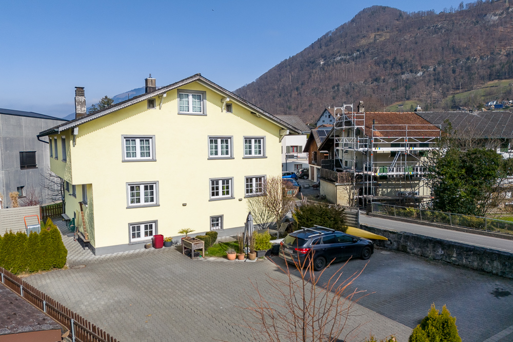 Wohnhaus mit Bergkulisse