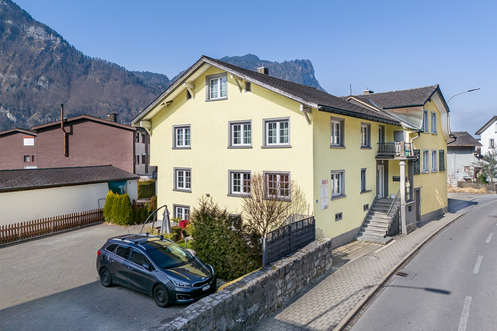 Mehrfamilienhaus in alpiner Umgebung